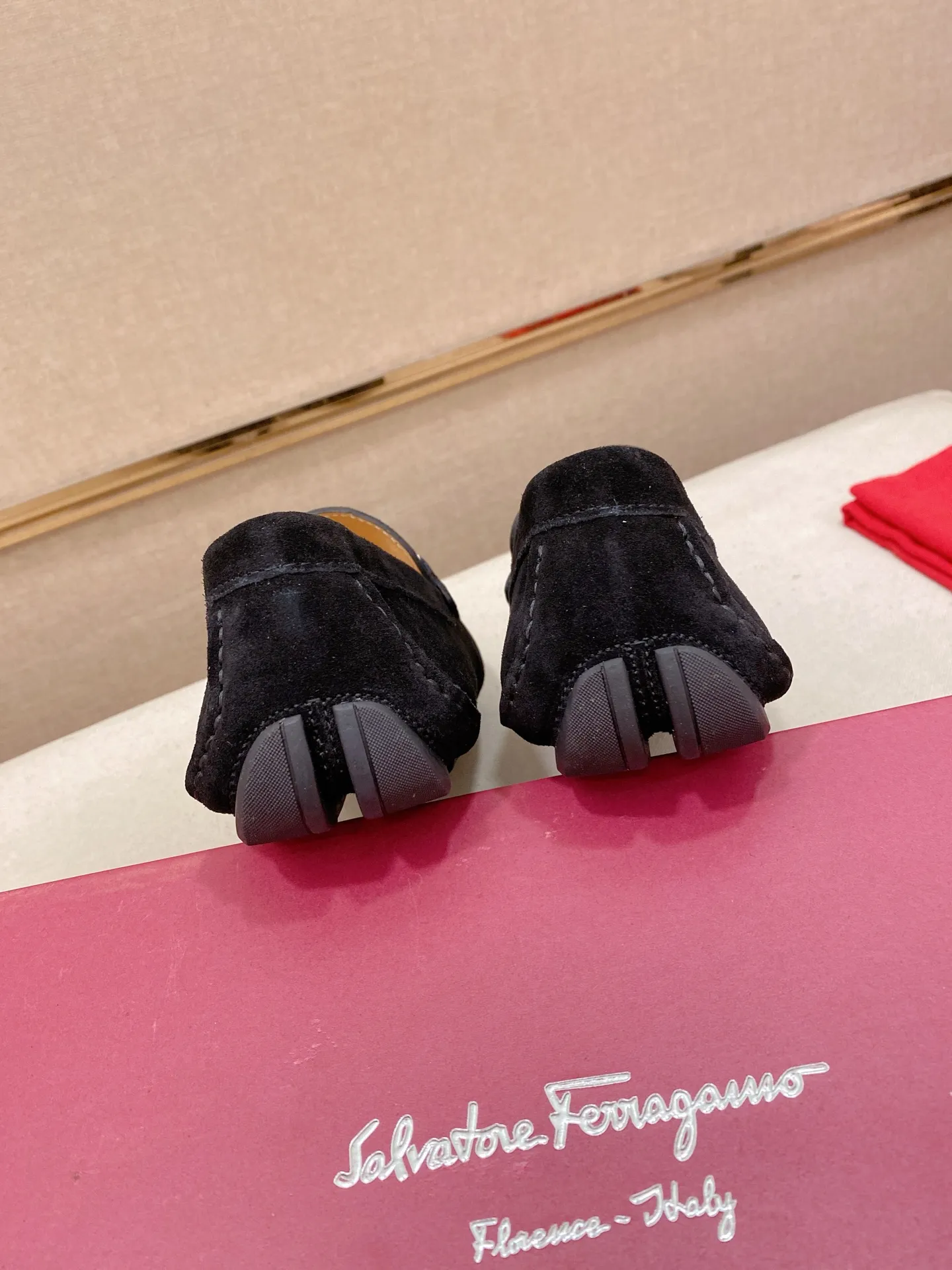 Factory price: 540💰High-end quality! Ferragamo🆕🆕Exclusive hot-selling products in stock🔥🔥New products on the shelves, high-quality Ferragamo men's pea shoes, high-end casual driving shoes, with complete packaging! 💪 💪 Material: imported suede cowhide 🐂 + imported high-quality water-dyed cowhide lining + wear-resistant outsole 👍🏻👍🏻 Features: high-end and comfortable, purely handmade 🚀 🚀 Create the perfect shoe that suits you best 🔥 🔥 Size: (38-44) 45 standard size can be customized!